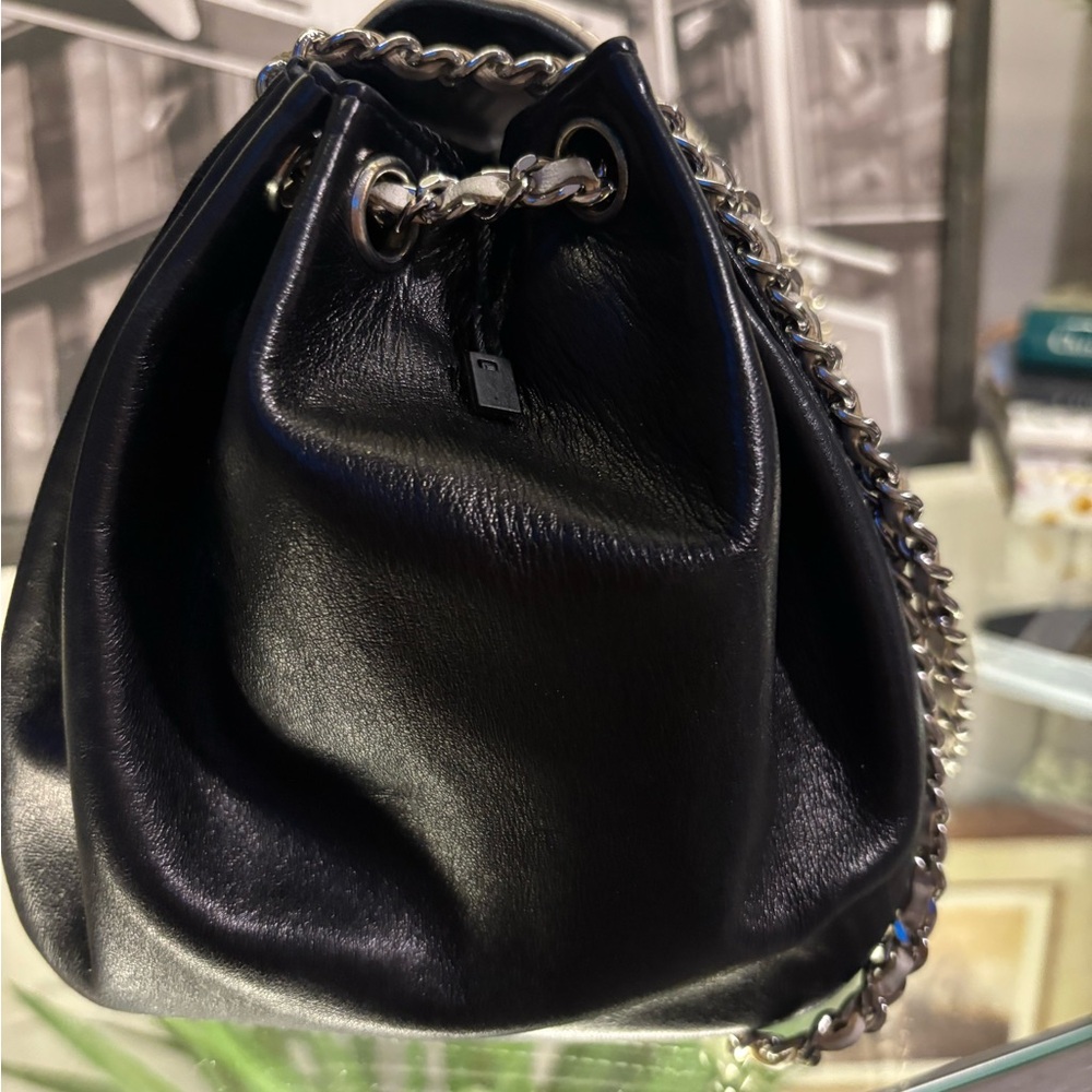 CHANEL Black and Cream Shoulder Bag - Picture 7 of 16